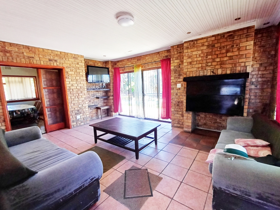 6 Bedroom Property for Sale in Palmiet Western Cape